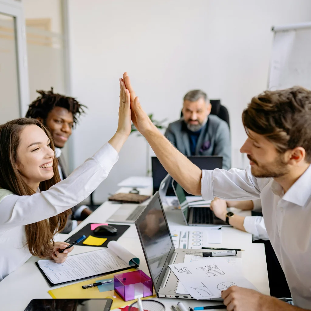 Equipo de desarrollo trabajando en una solución digital
